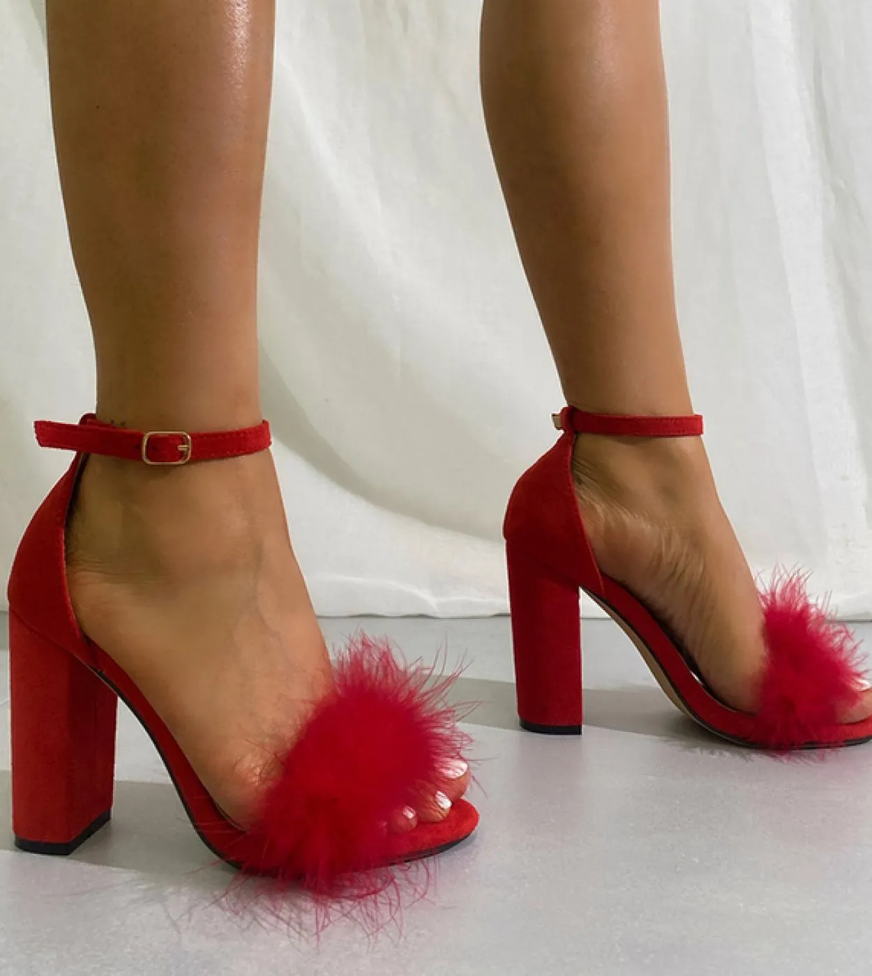 2023 Donne di Estate Chunky 105 Centimetri Tacchi Alti Sandali in Pelle Scamosciata Piuma Rossa Sandali con Cinturino Buclek La