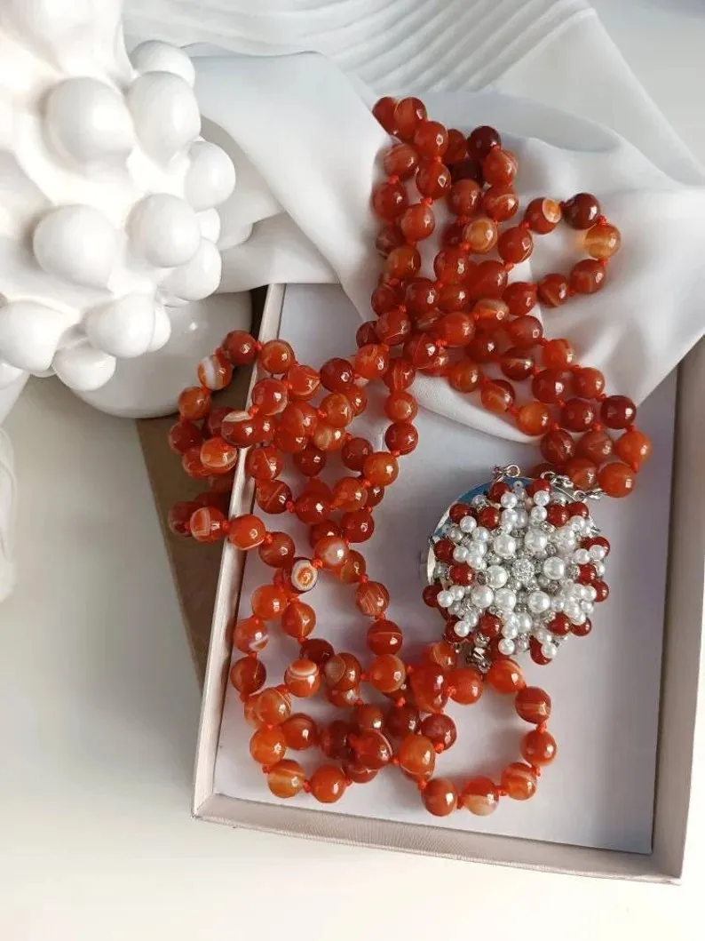 Collana a Tre Fili con Corniola e Chiusura Gioiello