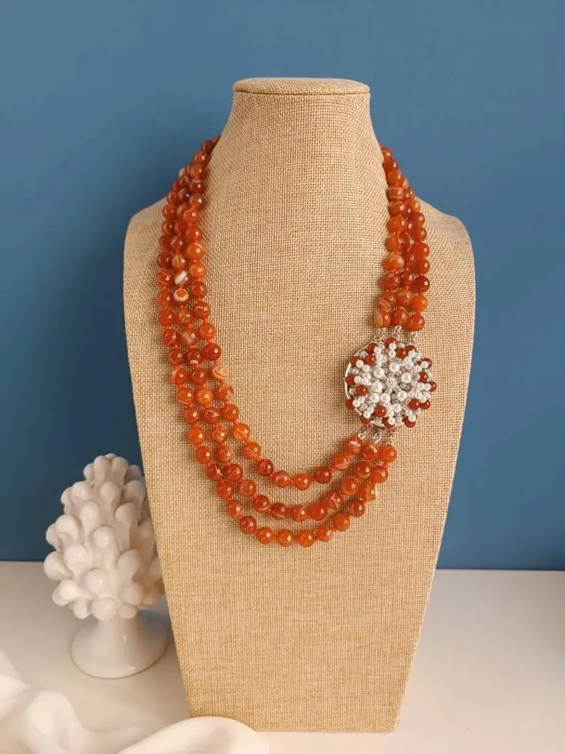 Collana a Tre Fili con Corniola e Chiusura Gioiello