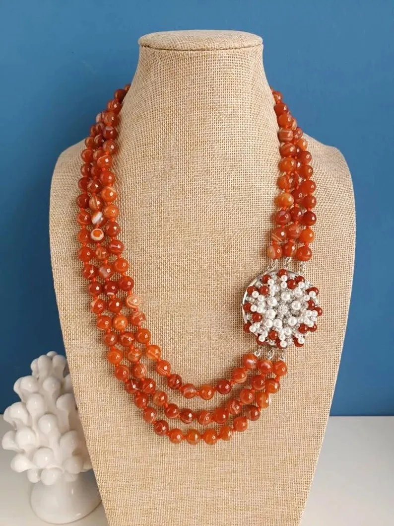 Collana a Tre Fili con Corniola e Chiusura Gioiello