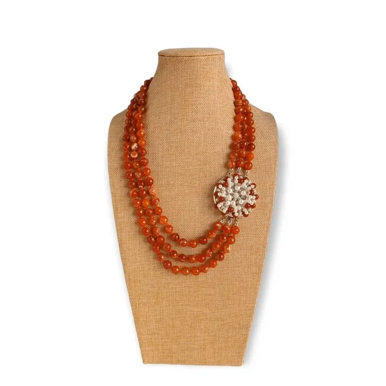 Collana a Tre Fili con Corniola e Chiusura Gioiello