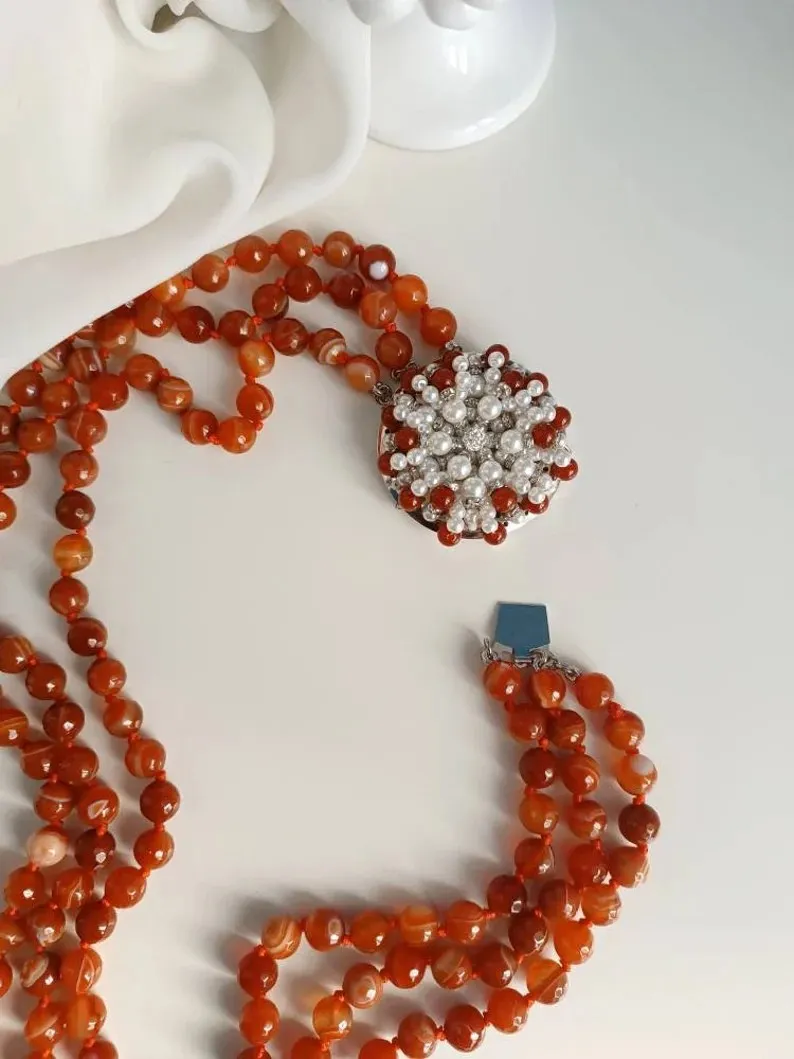 Collana a Tre Fili con Corniola e Chiusura Gioiello