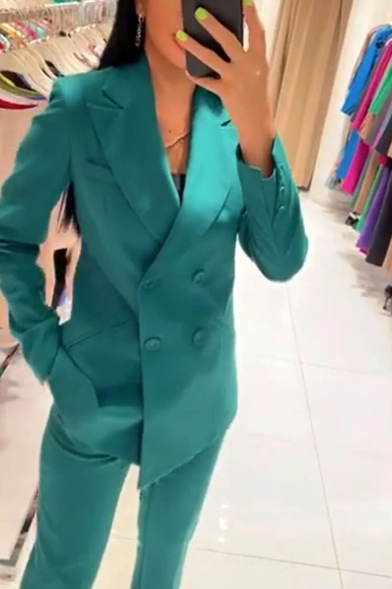 Completo tailleur verde smeraldo giacca doppiopetto e pantaloni con cintura