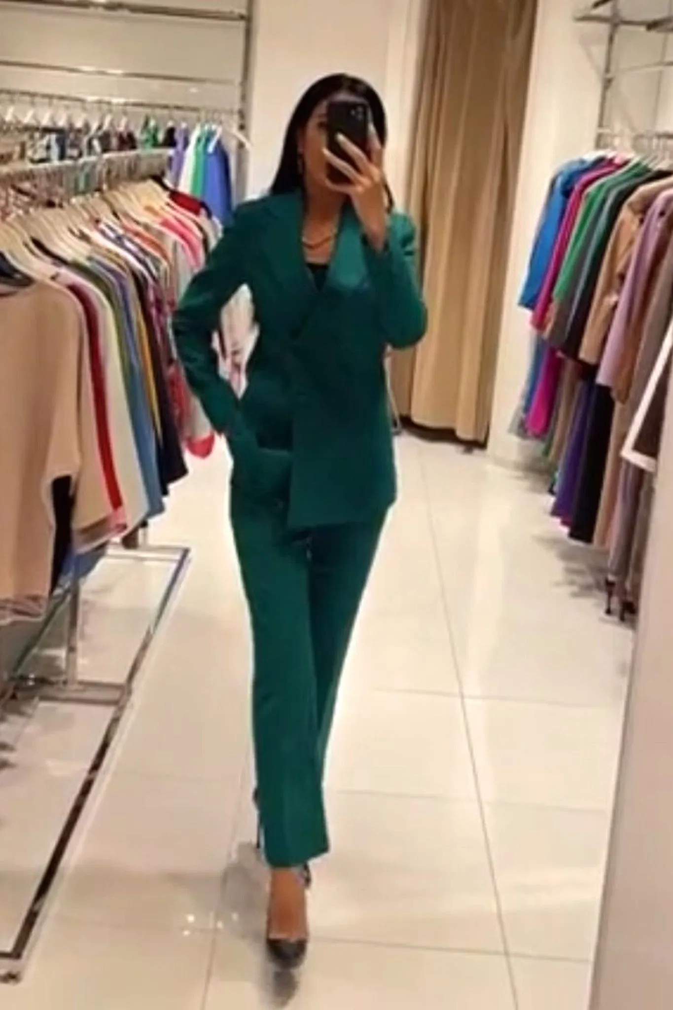 Completo tailleur verde smeraldo giacca doppiopetto e pantaloni con cintura