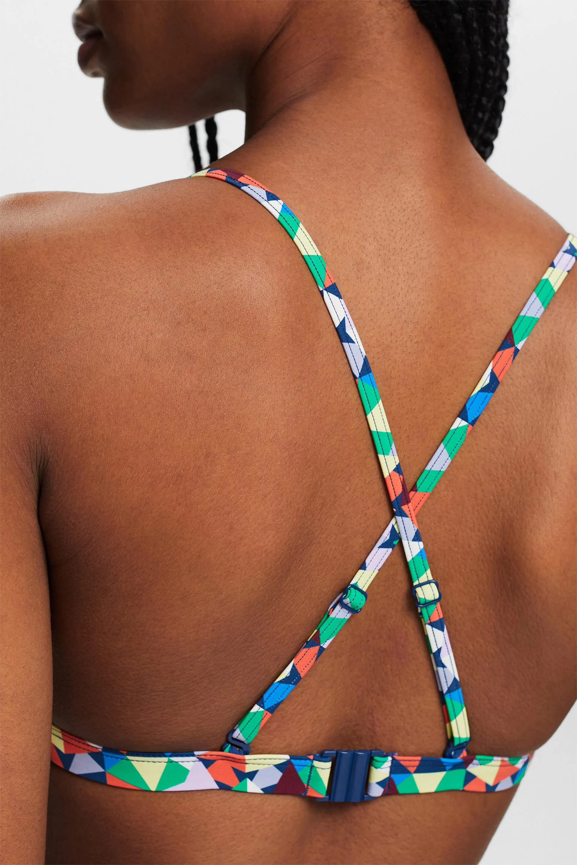 In materiale riciclato: top da bikini imbottito con motivo allover