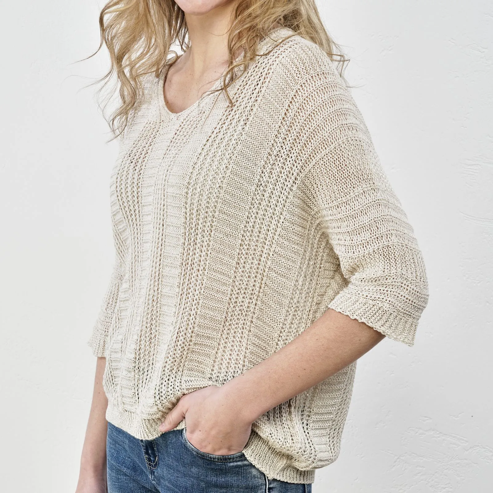 Maglioncino beige leggero con ricamo