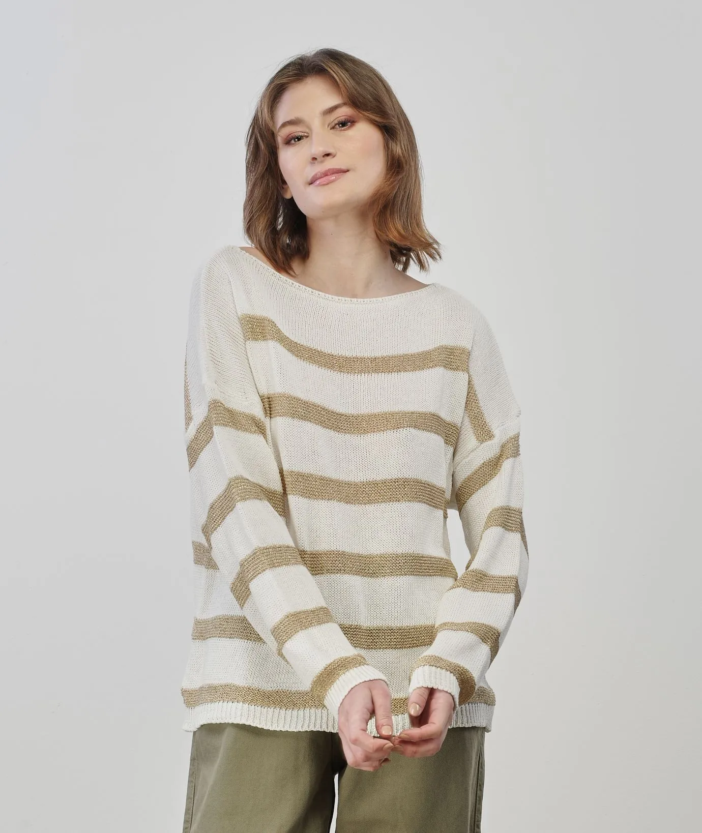 Maglioncino leggero beige con righe oro