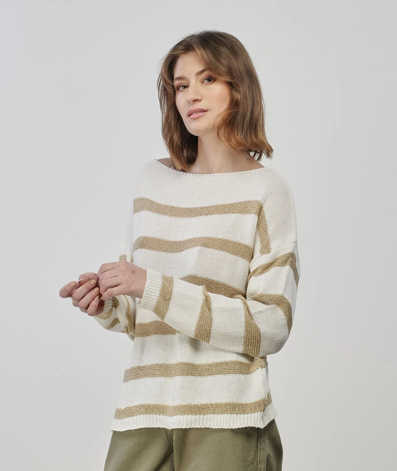 Maglioncino leggero beige con righe oro
