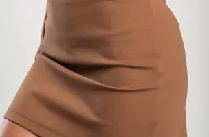 Minigonna elegante con cintura, cammello