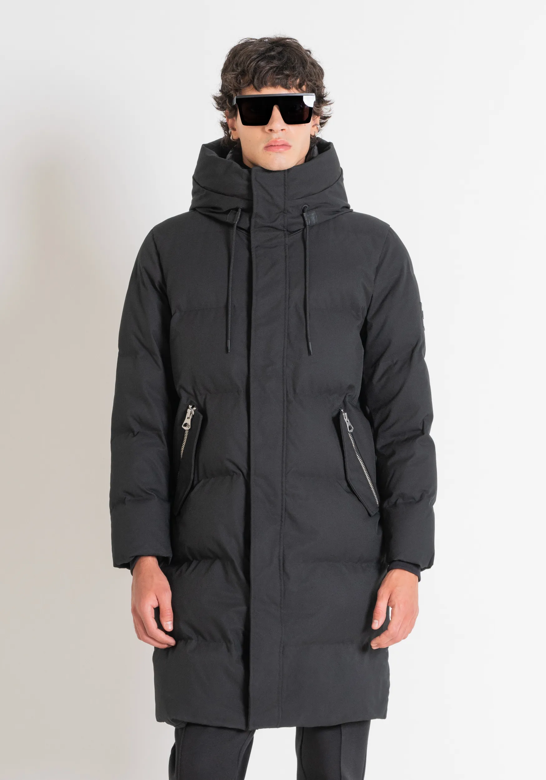 PIUMINO LUNGO REGULAR FIT IN TESSUTO TECNICO E IMBOTTITURA SINTETICA