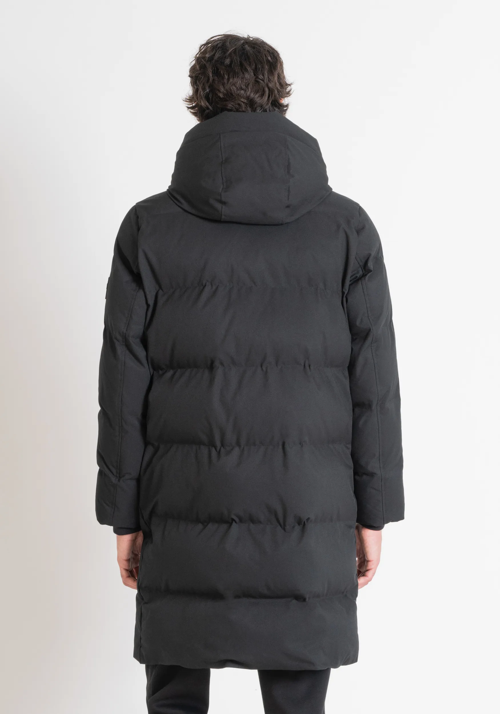PIUMINO LUNGO REGULAR FIT IN TESSUTO TECNICO E IMBOTTITURA SINTETICA