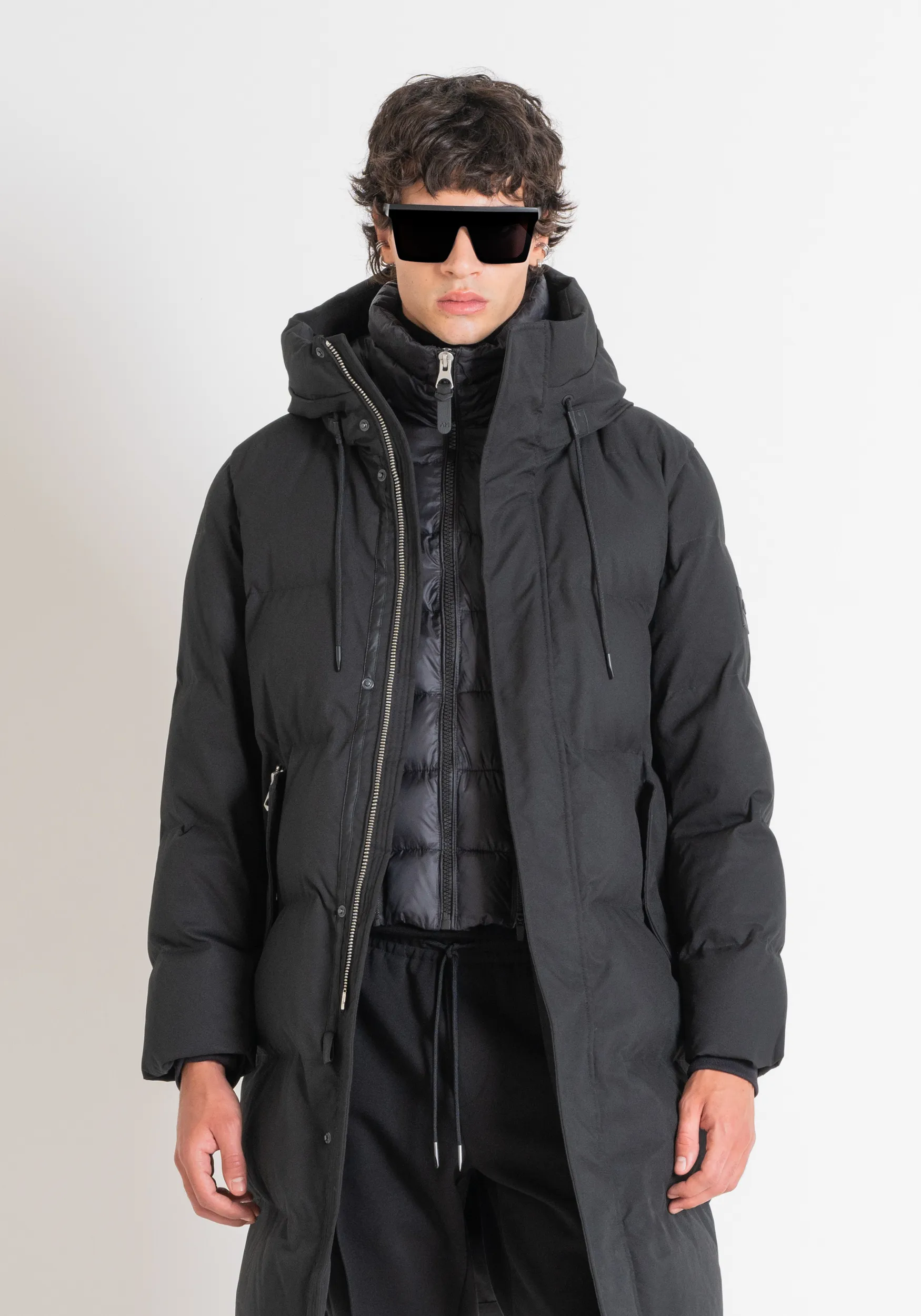 PIUMINO LUNGO REGULAR FIT IN TESSUTO TECNICO E IMBOTTITURA SINTETICA