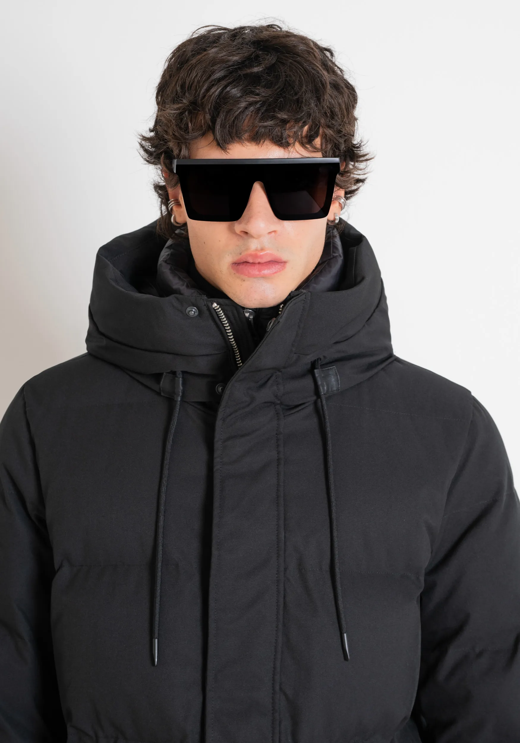 PIUMINO LUNGO REGULAR FIT IN TESSUTO TECNICO E IMBOTTITURA SINTETICA
