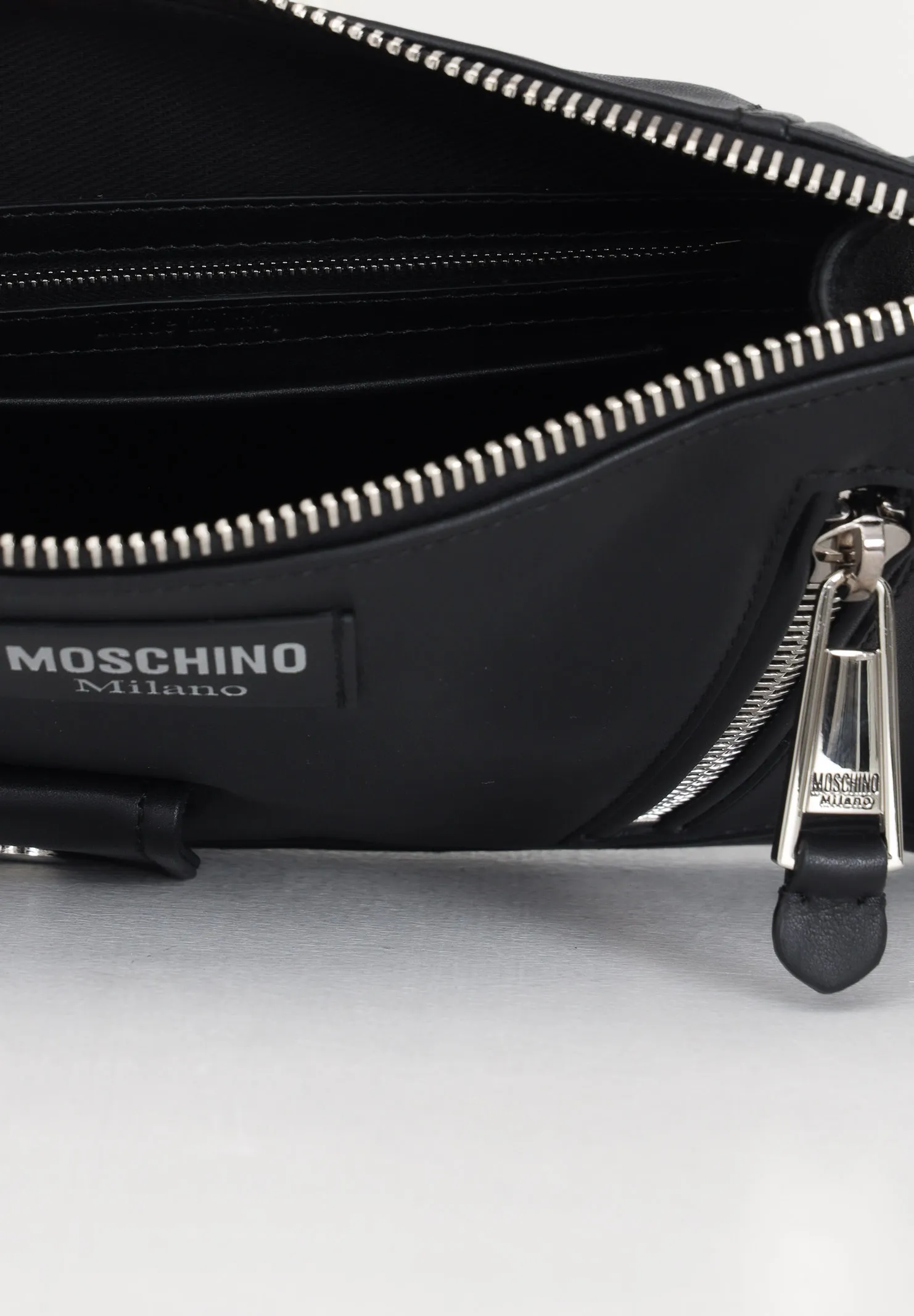 Pochette nera donna uomo in pelle con elemento cerniera e taschino