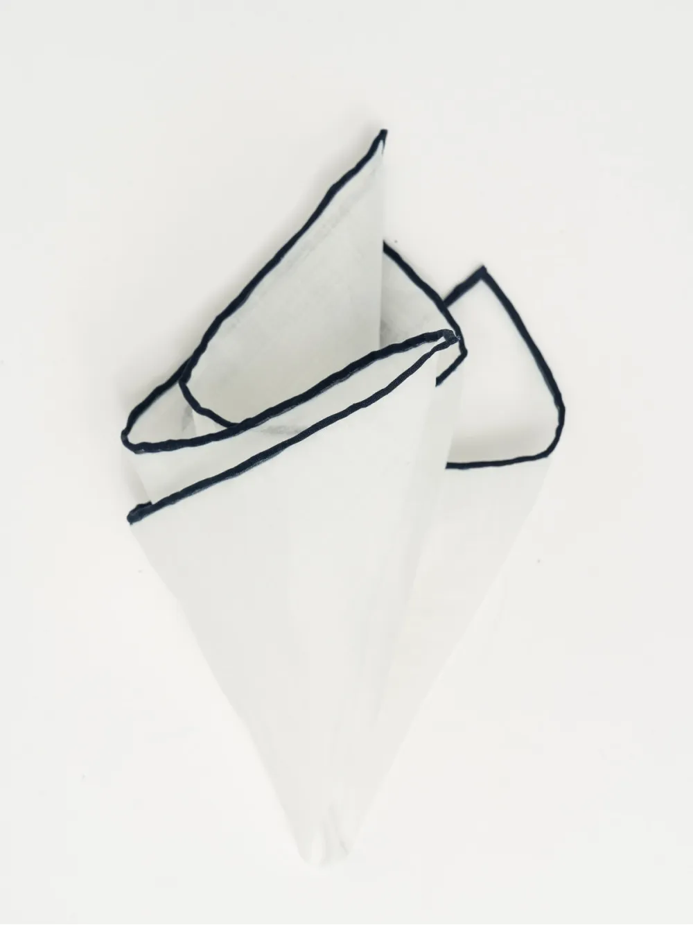 Pochette uomo lino bianco con orlo a contrasto