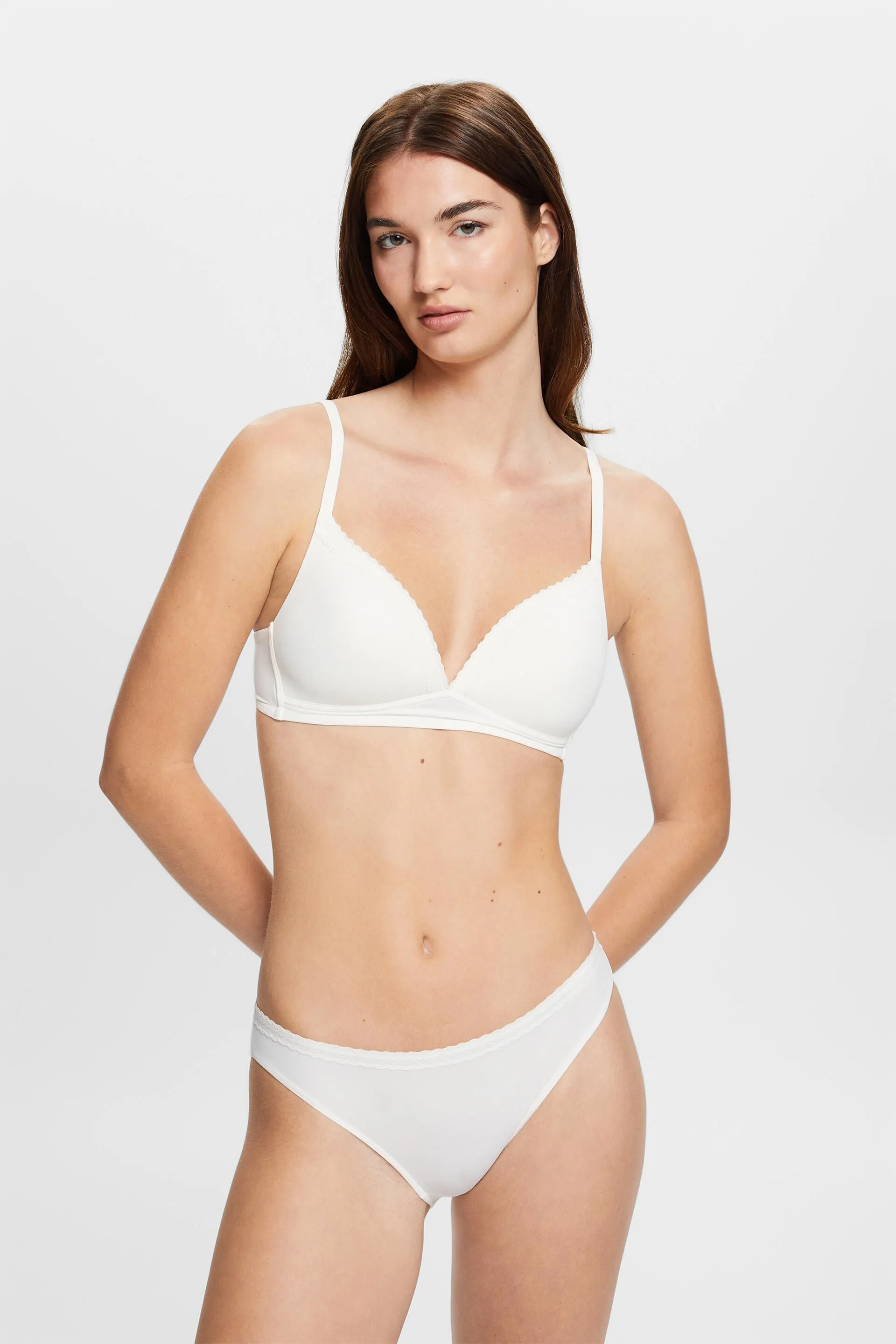 Reggiseno imbottito e senza ferretto, realizzato in microfibra con bordo in pizzo
