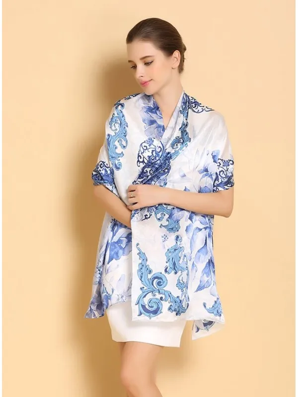 Stola in seta da cerimonia con base chiara e motivo decorativo blu reale