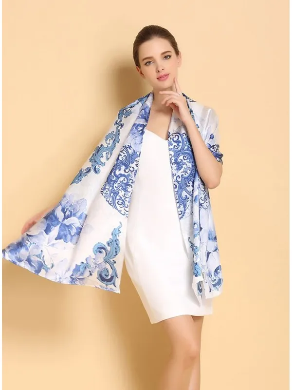 Stola in seta da cerimonia con base chiara e motivo decorativo blu reale