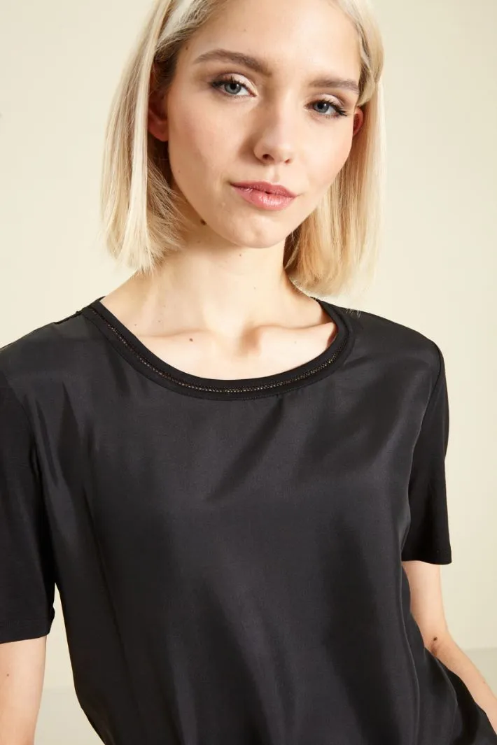 T-shirt in raso e jersey
